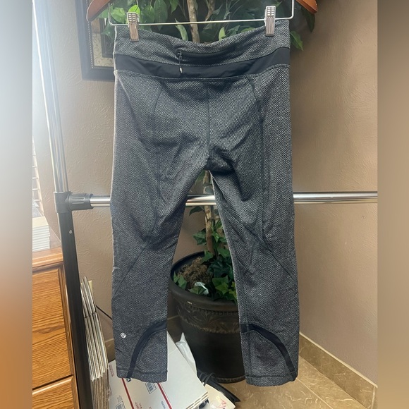 Lululemon Houndstooth Size 6 Cropped Leggings in Black and Grey - Picture 4 of 8